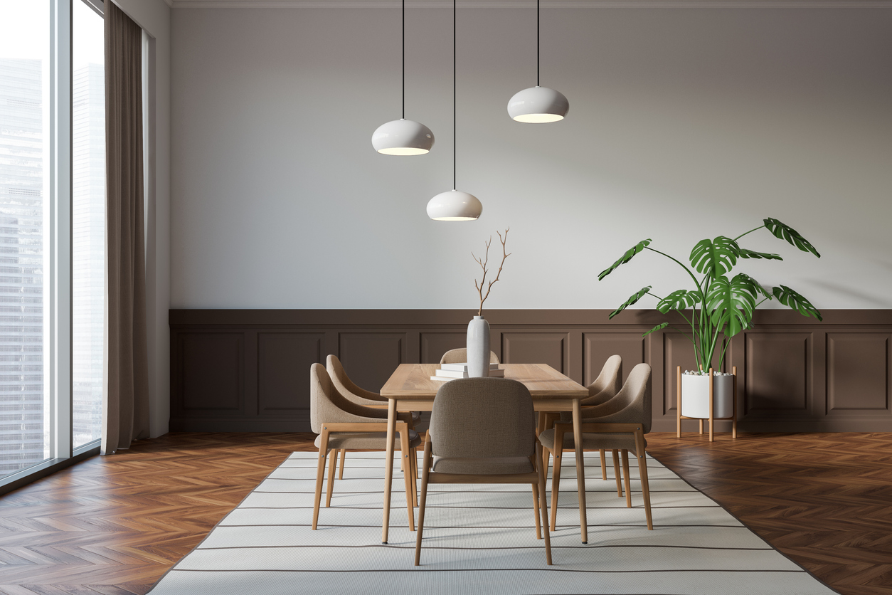 Light living room interior with eating table and seats, panoramic window hemstädning