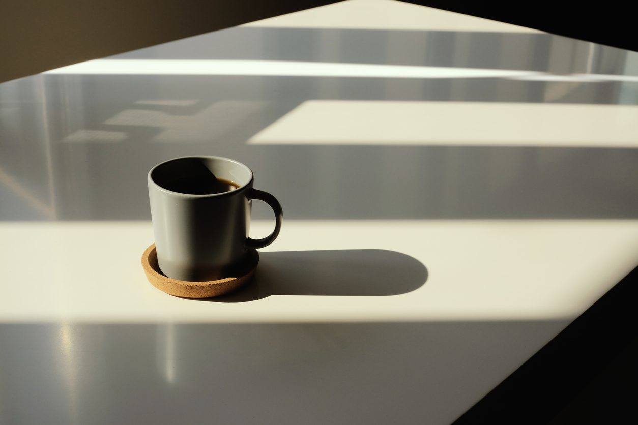 Coffee cup on table photo taken in natural sunlight hemstädning