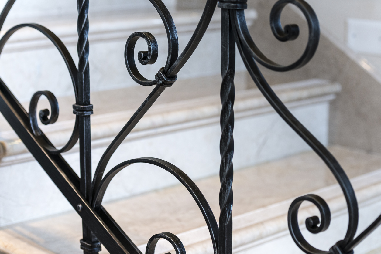 Forged Metal Fence on a Staircase hemstädning