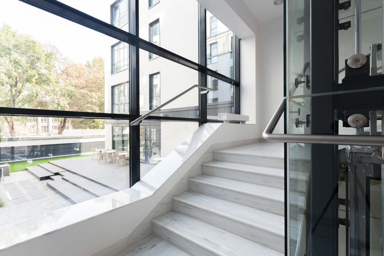 Stairs in corporate building hemstädning